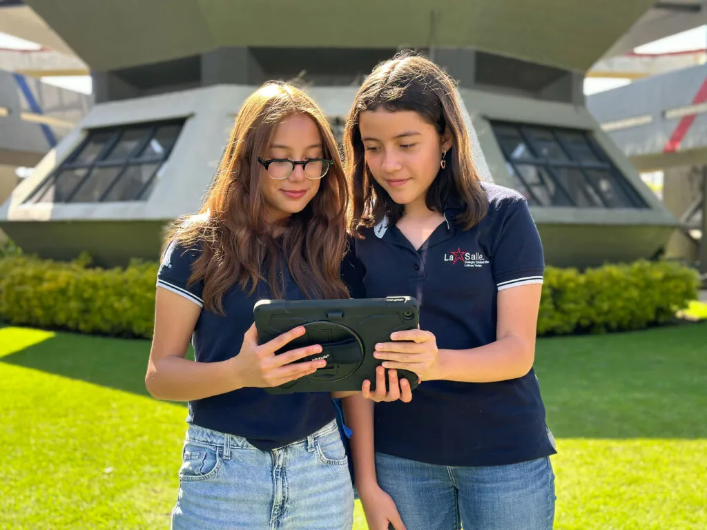 Estudiantes de secundaria del CCC con tableta educativa.