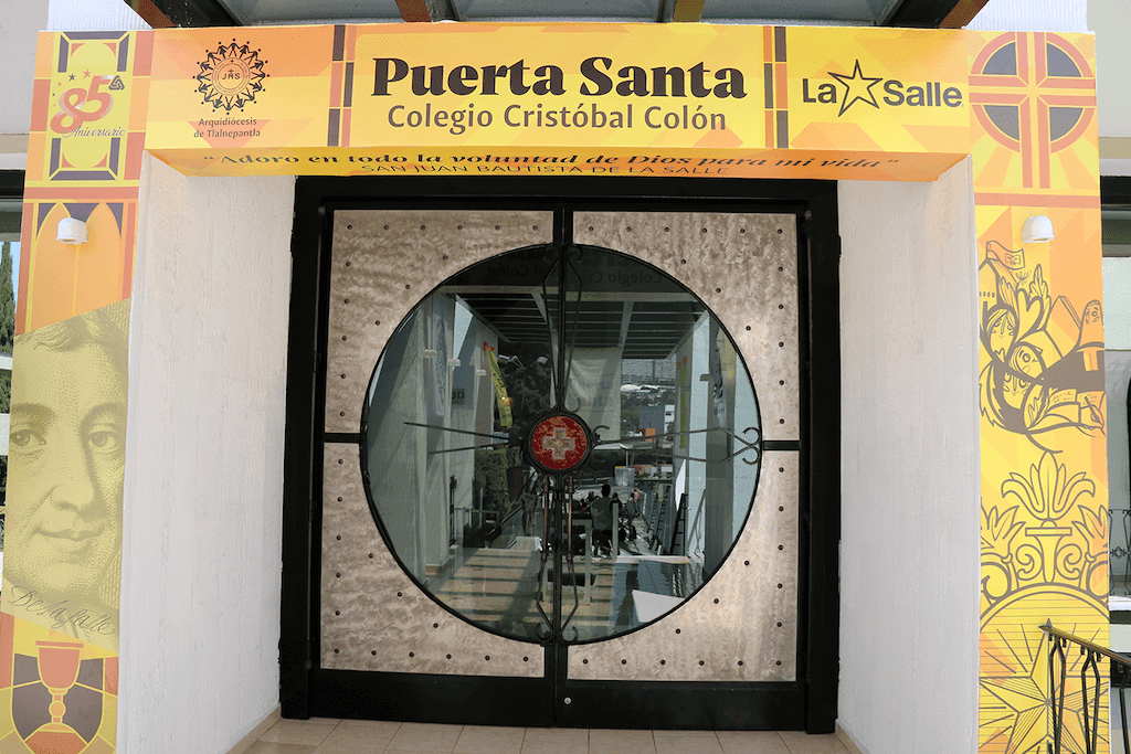 Puerta Santa en la Capilla San Juan Bautista De La Salle del CCC. Instalada en el 2022.