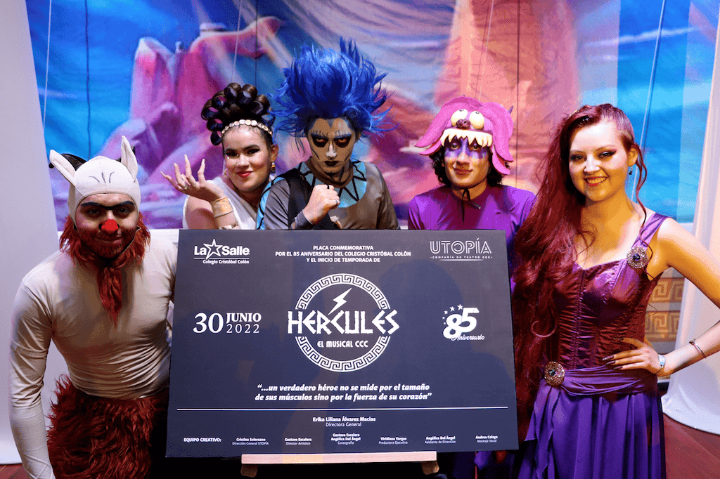 Miembros de la compañía de teatro Utopía del CCC con vestuario del musical Hércules