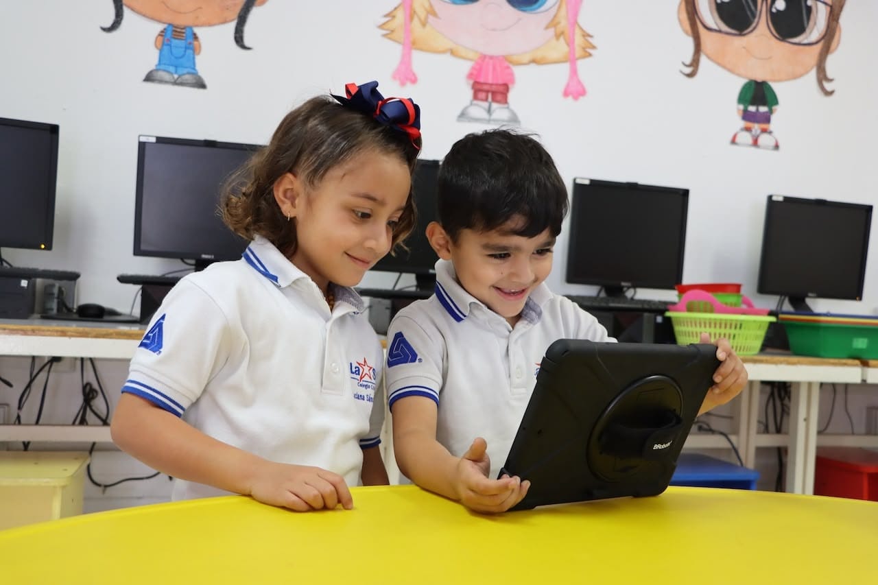 Alumnos de preescolar estudiando con tableta