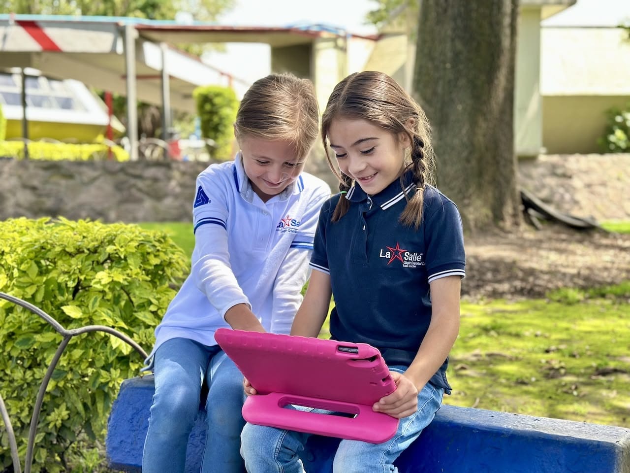 Alumnas de primaria estudiando con tableta
