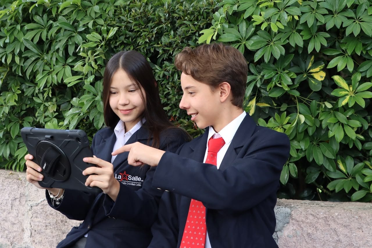 Alumnos de secundaria estudiando con tableta